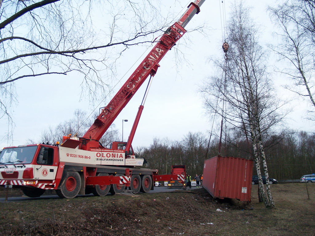 LKW verliert Container Koeln Niehler Ei P126.JPG